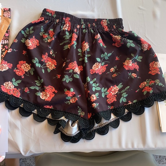 Floral XS flowy shorts - Picture 1 of 3